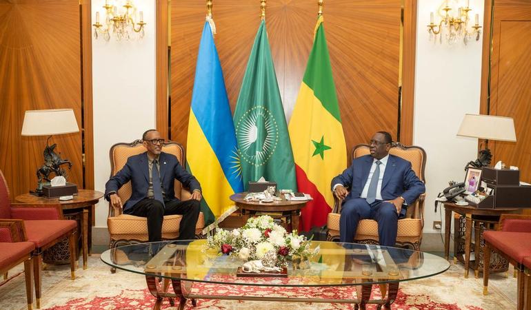 Kigali (Ruanda), 17 dicembre 2023. Da sinistra, il presidente del Ruanda Paul Kagame insieme all'omologo senegalese Macky Sall (Flickr / CC BY-NC-ND 2.0 DEED)