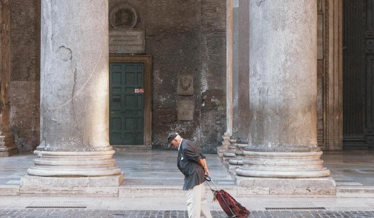 Un uomo cammina davanti al Pantheon a Roma (Foto di Martin Pachy da Pexels)