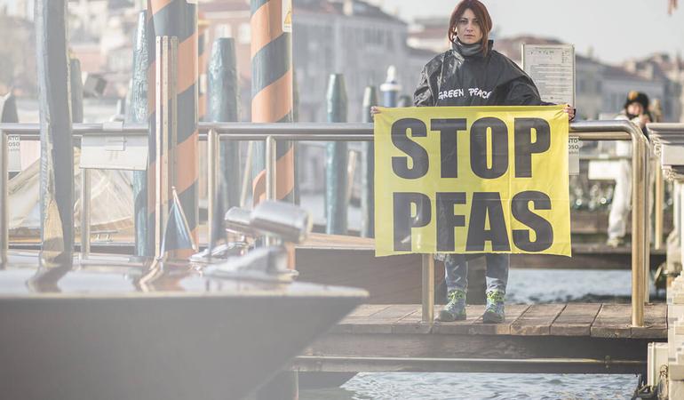 Foto di Greenpace, una delle parti civili ammesse al processo Pfas