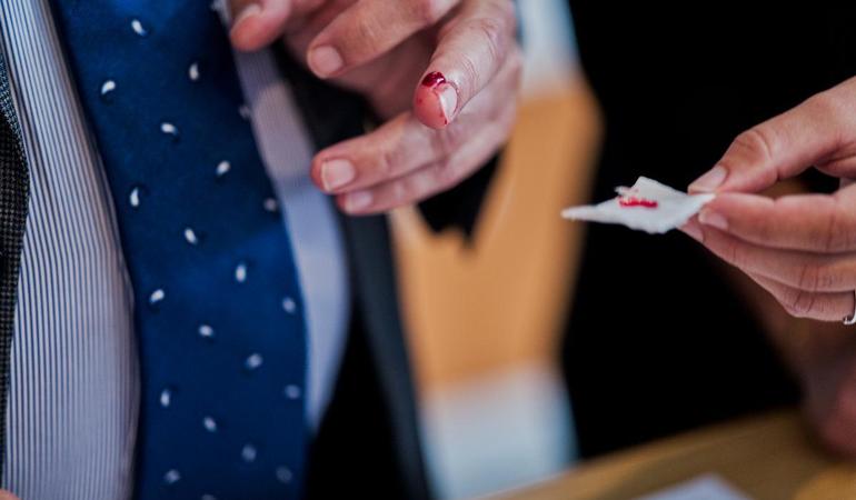 Aalborg (Danimarca), 10 luglio 2025. Un ministro si sottopone all'analisi del sangue per verificare la presenza di pfas (Foto dall'account Flickr della Presidenza danese del Consiglio dell'Ue)