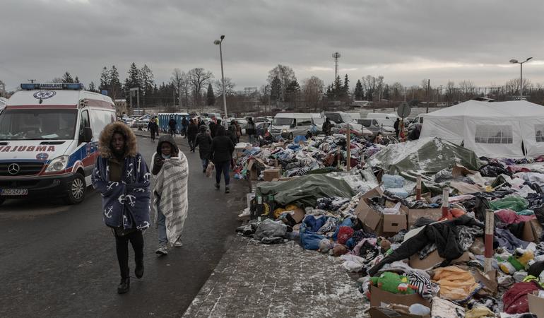 Giovani originari del Congo camminano sulla strada che porta al valico di frontiera di Medyka. Polonia, 28.02.2022. Credits: Valerio Muscella 