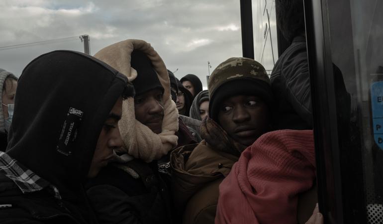 Giovani di origine subsahariana salgono su un bus diretto a Varsavia. Credits: Valerio Muscella 