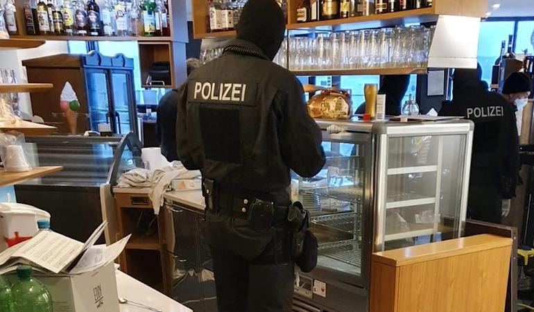 La perquisizione della polizia tedesca in uno dei locali appartenenti alla 'ndrangheta in Germania