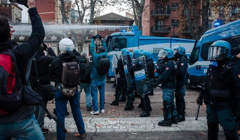 Torino, 20 dicembre 2025. Polizia al corteo organizzato dopo la chiusura del centro sociale Askatasuna. Foto di P. Valenti