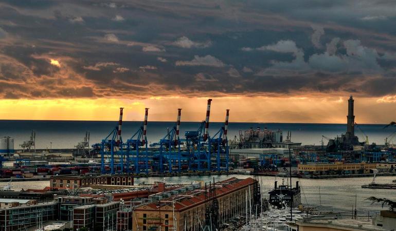 Genova, 9 novembre 2008. Il porto di Genova. Sulla destra, il faro, chiamato la Lanterna, simbolo della città (Foto di Gianni Scopinaro da Flickr)