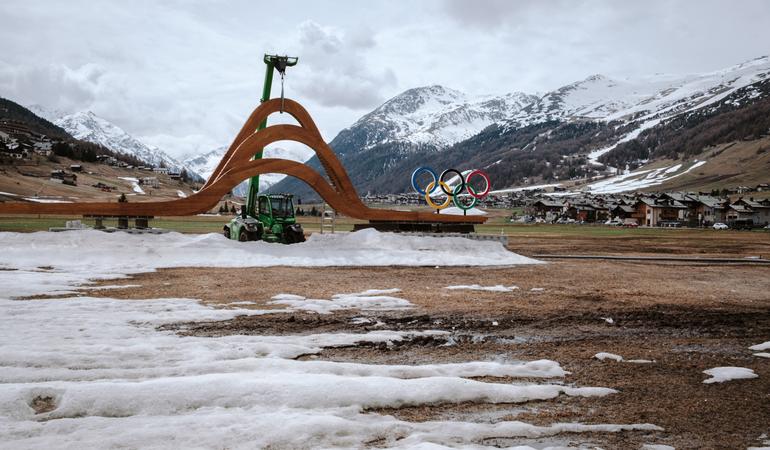 Livigno (Sondrio), 28 aprile 2026. Smontaggio dell'installazione con i cerchi olimpici. Foto di P. Valenti