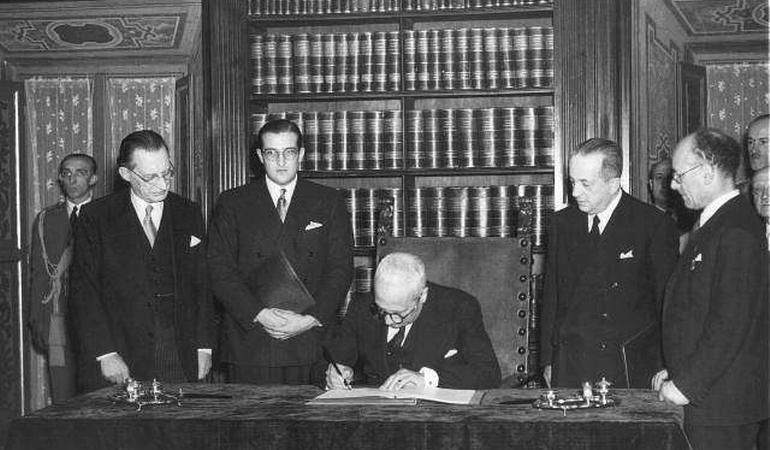 Il presidente della Repubblica Enrico De Nicola firma l'approvazione della Costituzione italiana il 22 dicembre del 1947 (foto: Wikimedia Commons)