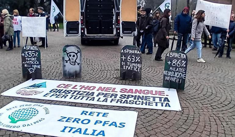 Presidio degli attivisti no pfas davanti al tribunale di Alessandria