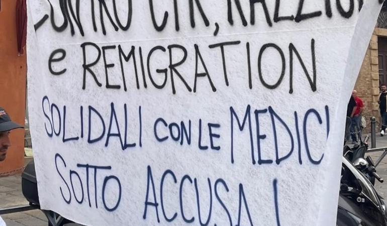 Bologna, 16 settembre 2026. Uno striscione del presidio di solidarietà ai medici coinvolti nell'inchiesta (Foto dall'account Instagram del Laboratorio salute popolare)