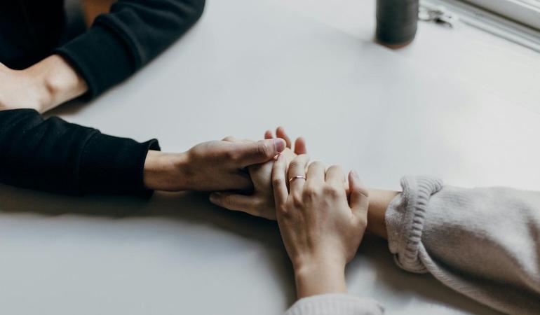Foto di <a href="https://unsplash.com/it/@priscilladupreez?utm_source=unsplash&utm_medium=referral&utm_content=creditCopyText">Priscilla Du Preez </a> su <a href="https://unsplash.com/it/foto/persona-in-camicia-nera-a-maniche-lunghe-che-tiene-i-piedi-dei-bambini-Wxhsx3X10OA?utm_source=unsplash&utm_medium=referral&utm_content=creditCopyText">Unsplash</a> 