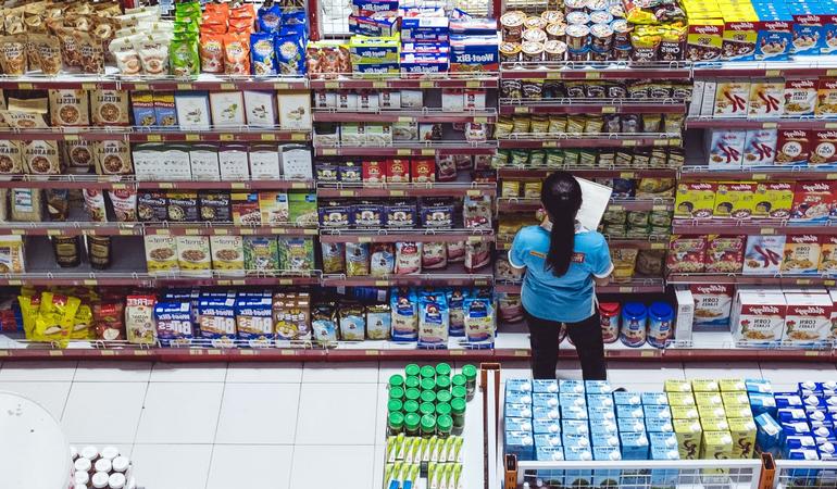 Un'impiegata al lavoro in un supermercato (foto Bernard Hermant/Unsplash)