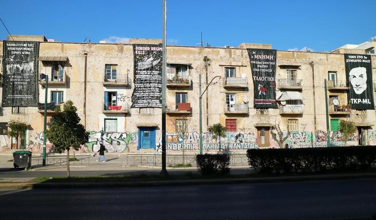 Una veduta su Prosfygica, le case popolari realizzate negli anni '30 per i profughi greci in arrivo dall'Asia Minore. Le foto sono tratte dal progetto "Aesthetics of Crisis" con cui la ricercatrice Julia Tulke ha documentato dal 2013 in poi la street art e i graffiti a sfondo politico nella capitale greca, Atene (Julia Tulke/Flickr)