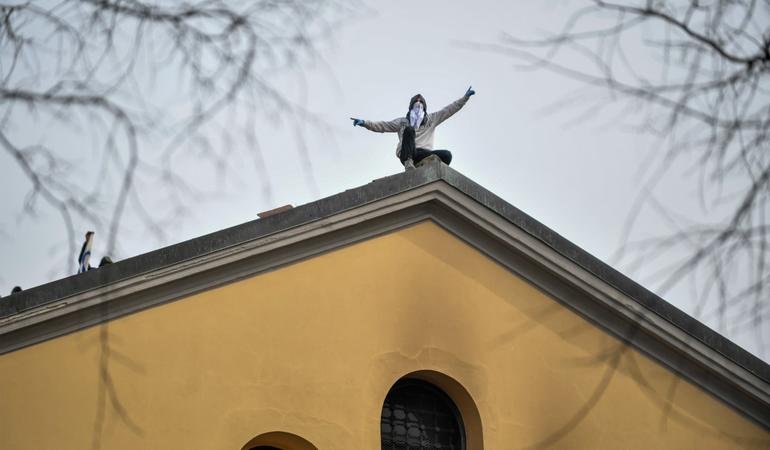 Un detenuto protesta sul tetto del carcere di San Vittore a Milano il 9 marzo scorso (© Claudio Furlan - LaPresse)