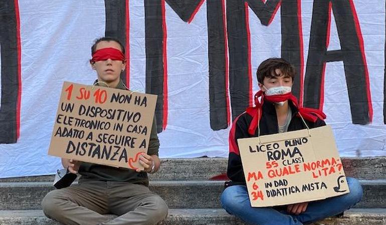 Studenti davanti al Ministero dell'Istruzione a Roma. Foto: Ylenia Sina