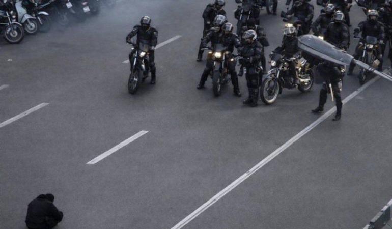 Teheran, fine dicembre 2025. Un manifestante seduto per strada sfida le forze del regime