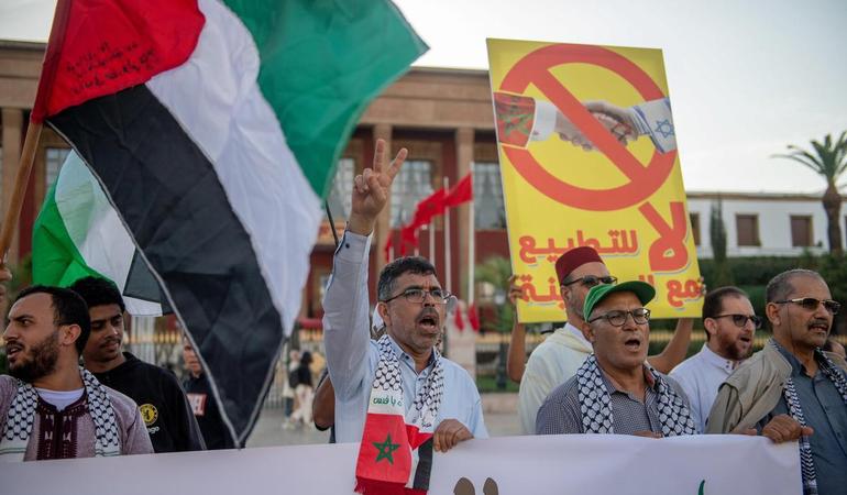 6 ottobre 2023, Rabat, Marocco. Protesta pro Palestina davanti al parlamento. Il giorno dopo Hamas attaccherà Israele (Jalal Morchidi/Epa/Ansa)