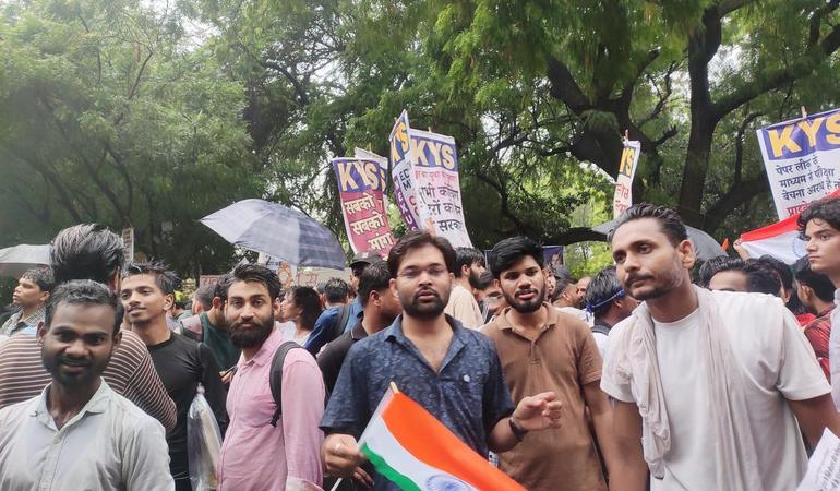 Nuiva Dehli, 20 luglio 2026. Studenti provenienti da tutta l'India radunati a Jantar Mantar, pronti a marciare verso il parlamento. Foto di S. R. Dutta