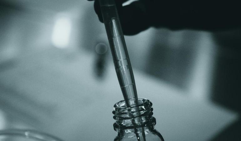 Foto di <a href="https://unsplash.com/it/@scentspiracy?utm_content=creditCopyText&utm_medium=referral&utm_source=unsplash">Fulvio Ciccolo</a> su <a href="https://unsplash.com/it/foto/strumento-di-metallo-nero-nella-fotografia-ravvicinata-Ab9Ee6LXLqw?utm_content=creditCopyText&utm_medium=referral&utm_source=unsplash">Unsplash</a> 