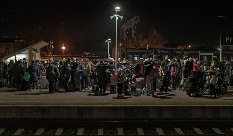 Przemysl, 1° marzo 2022. Famiglie ucraine sulla banchina della stazione di Przemysl (Polonia) in attesa del treno per Varsavia 