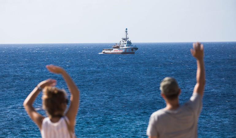 Maurice Stierl (a destra, di spalle) saluta l'equipaggio di Open Arms. Credits: Friedrich Bungert, Sea-Watch