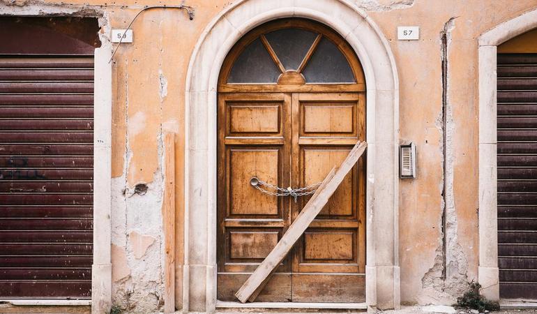 La porta chiusa di un edificio del centro storico de L'Aquila gravemente danneggiato dal terremoto