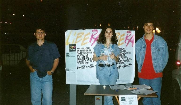 Un banchetto della storica raccolta di firme a sostegno della legge per il riuso sociale dei beni confiscati alle mafie