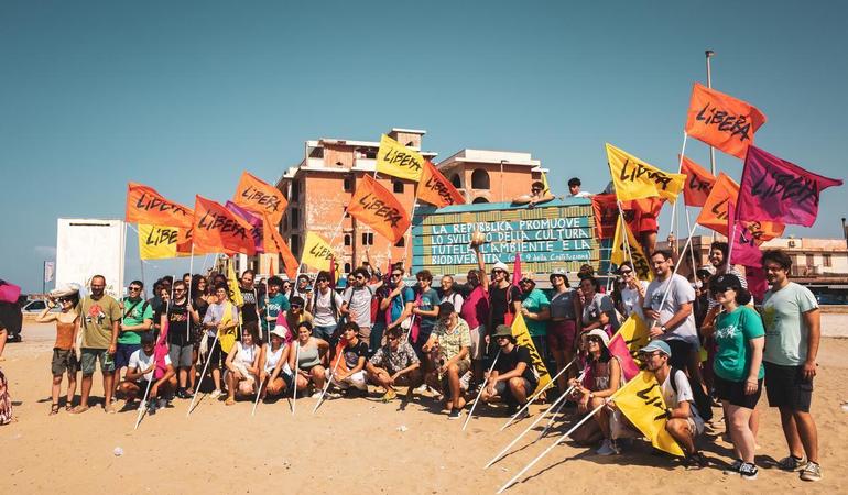 Raduno giovani Libera 2024, foto di gruppo a Castel Volturno (foto di Paolo Valenti) CLICCA PER SCORRERE I CARTELLONI PREPARATI DAI GRUPPI