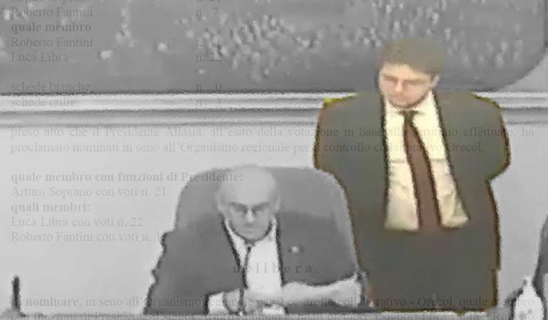 Nel fotogramma, il capogruppo Pd in Piemonte, Raffaele Gallo, alle spalle del presidente del Consiglio regionale, Stefano Allasia, poco prima della lettura delle nomine per l'organismo regionale di controllo