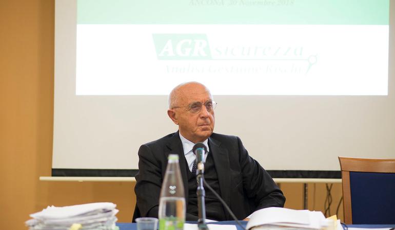 Ancona, 30 novembre 2018. L'ex procuratore aggiunto di Torino, Raffaele Guariniello, per anni impegnato in indagini e processi per la tutela dei lavoratori e dei consumatori, nel corso di un incontro sulla sicurezza del lavoro (Foto dall'account Flickr di AGRSicurezza)