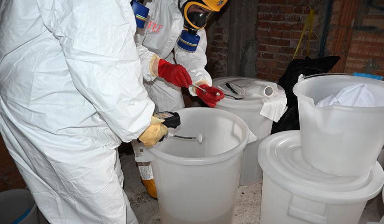 Fucecchio, 19 dicembre 2025. I vigili del fuoco e i carabinieri della Sezione investigazioni scientifiche impegnati nei rilievi delle sostanze trovate in una raffineria di cocaina