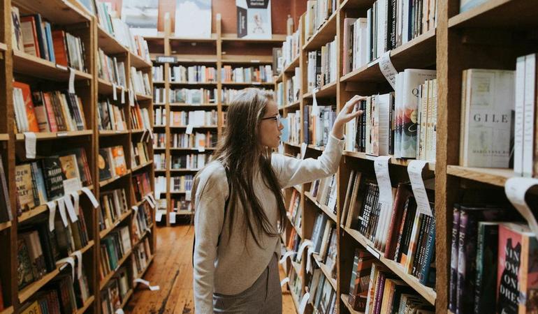 Foto di <a href="https://unsplash.com/it/@beccatapert?utm_content=creditCopyText&utm_medium=referral&utm_source=unsplash">Becca Tapert</a> su <a href="https://unsplash.com/it/foto/donna-che-tiene-il-libro-sugli-scaffali-GnY_mW1Q6Xc?utm_content=creditCopyText&utm_medium=referral&utm_source=unsplash">Unsplash</a> 