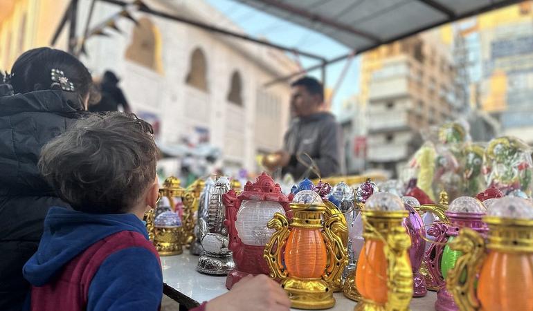 Gaza City, 28 febbraio 2025. Un bambino osserva le lanterne nel mercato di Al-Zawiya. Foto di Ahmed Dremly/+972 Magazine