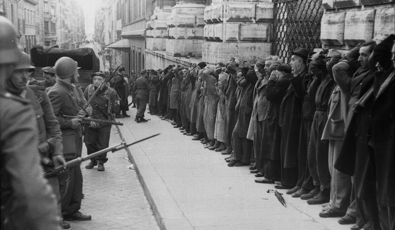 Retata nazifascista di fronte al Palazzo Barberini a Roma, marzo 1944 (Bundesarchiv via Wikimedia Commons, CC-BY-SA 3.0)