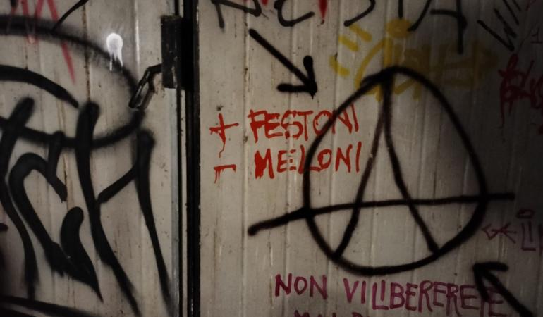 Un muro del capannone in cui si Ã¨ svolto il rave di Modena di fine ottobre 2022