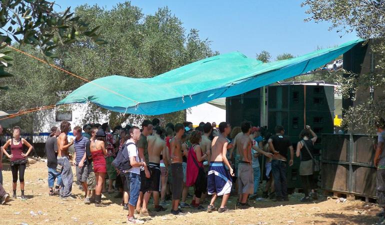 Giovani ballano davanti a un muro di casse in un rave in Salento nel 2009 (Wikipedia)