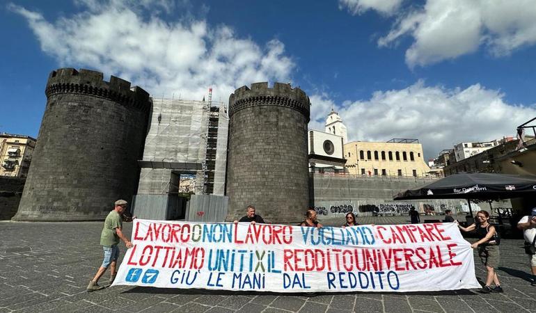 Presidio in difesa del reddito di cittadinanza a Napoli, 2 agosto 2023 (Cesare Abbate/Ansa)