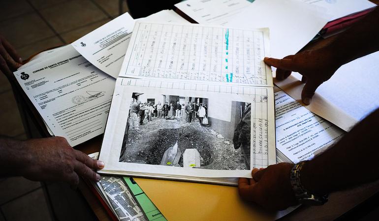 Il registro comunale conserva una foto della sepoltura dei migranti al cimitero cittadino (Foto Marco Panzarella)