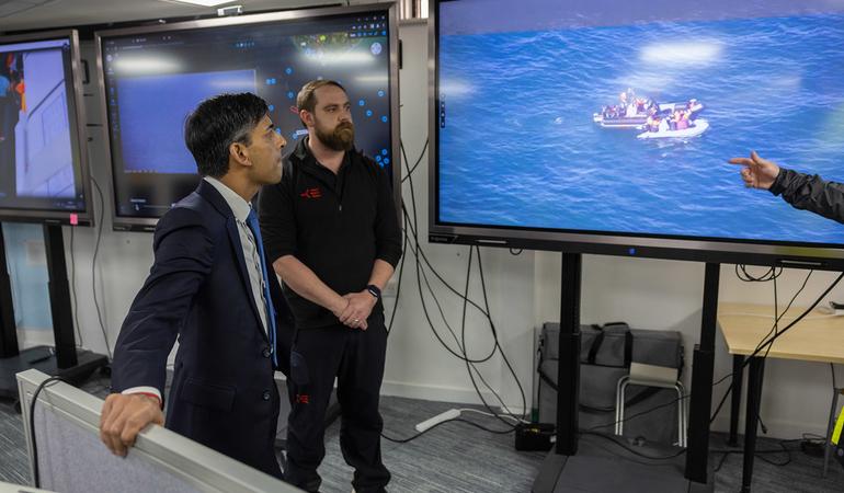 Il primo ministro britannico Rishi Sunak visita il centro di coordinamento del soccorso marittimo di Dover (Simon Walker / No 10 Downing Street / licenza CC BY-NC-ND 2.0)
