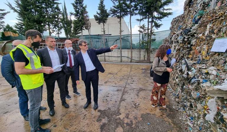 Rappresentanti della commissione Ecomafie durante il sopralluogo alla Sra di Polla (Foto dalla relazione conclusiva)