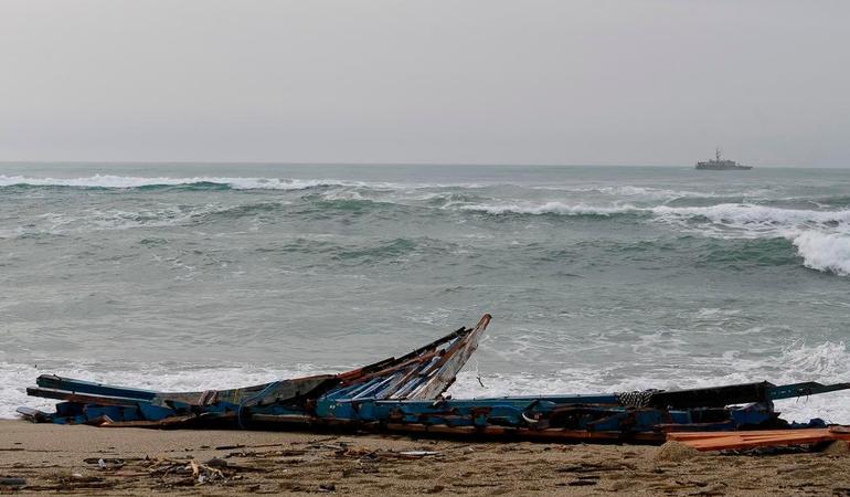 Resti dell'imbarcazione sulla quale viaggiavano i migranti morti al largo di Cutro. Foto di V. Ferraro