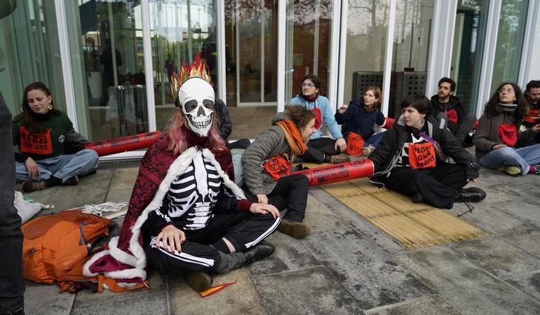 Torino, attivisti di Extinction rebellion davanti al grattacielo di Intesa San Paolo durante un'azione di disobbedienza civile nonviolenta, 27 aprile 2024. Foto: XR