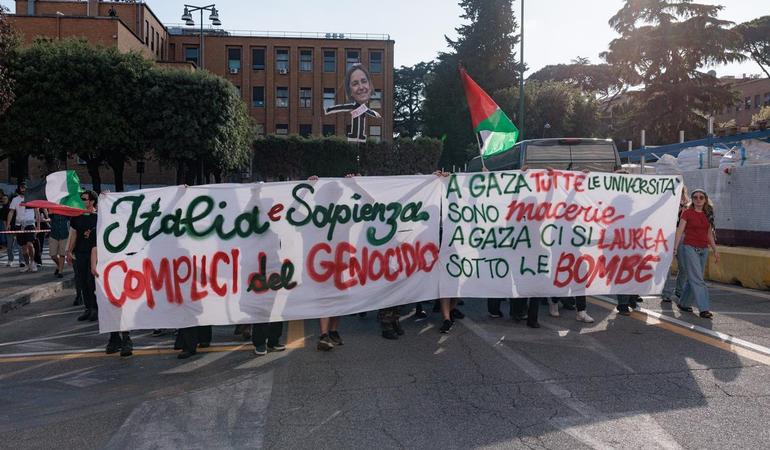 Roma, 14 maggio 2024. Una manifestazione pro Palestina all'Università La Sapienza. Foto di V. Muscella