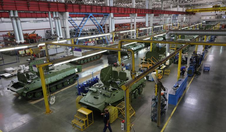 Ci avvelenano, ma servono al riarmo: dall'Ue via libera ai pfas nell'industria bellica