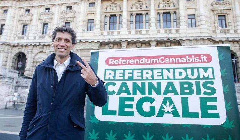 Roma, 28 ottobre 2021. Riccardo Magi durante la consegna in Cassazione delle firme per il referendum per la Cannabis Legale (Fabio Frustaci/Ansa)