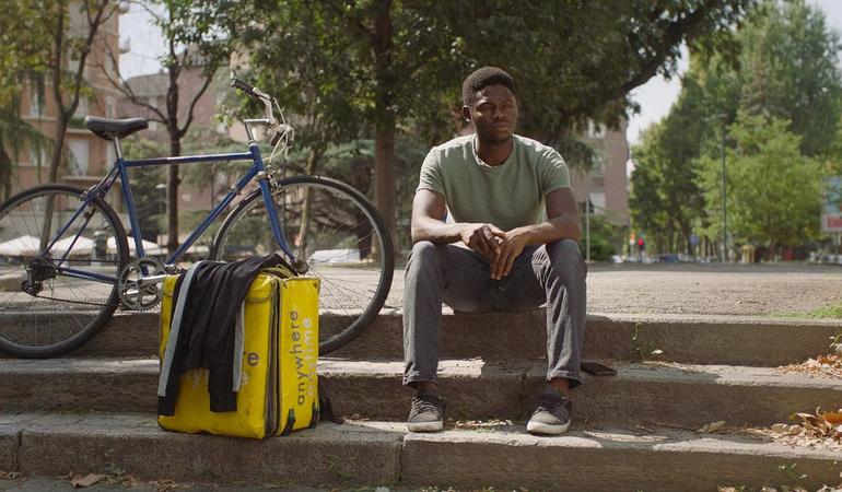 Issa (interpretato da Ibrahima Sambou) in una scena del film "Anytime Anywhere" di Milad Tangshir