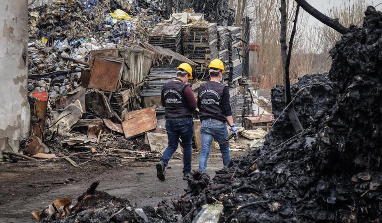 Milano, 17 marzo 2019. La polizia scientifica indaga sull'incendio in un deposito rifiuti in via Campazzino. M. Corner/LaPresse
