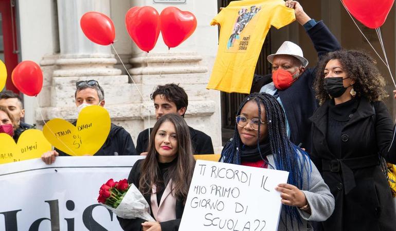 Roma, 14 febbraio 2022. Il flash mob romantico, organizzato da ItaliaDIMMIdiSì, per chiedere alla commissione Affari costituzionale ed al Parlamento la riforma della legge sulla cittadinanza a 30 anni dalla sua approvazione (Maurizio Brambatti/Ansa)