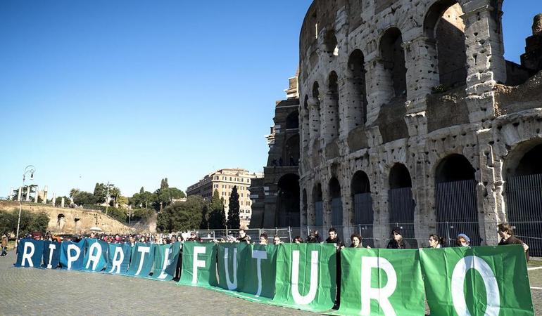 "Riparte il futuro" è stata la campagna promossa da Libera tra il 2012 e il 2015 per chiedere ai neo-eletti in parlamento una riforma più rigorosa del reato di scambio politico-mafioso