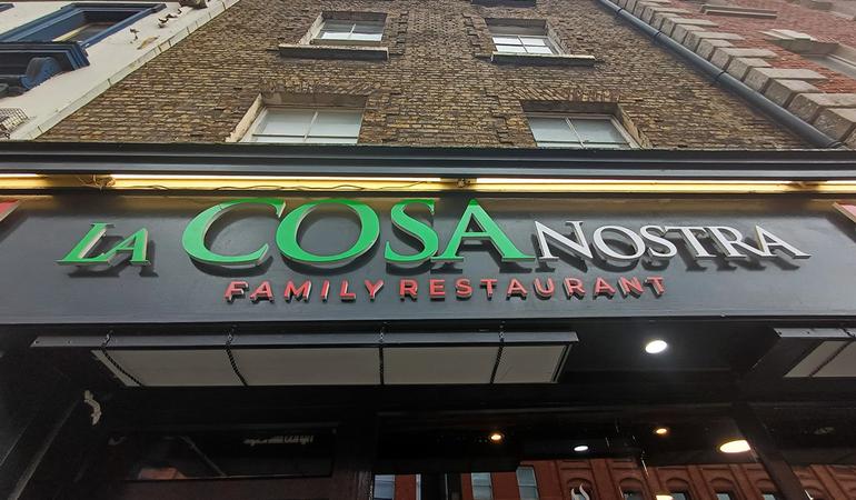 "La Cosa nostra", l'insegna del ristorante italiano di Dublino amministrato da un uomo condannato per traffico di droga © A. Giambartolomei