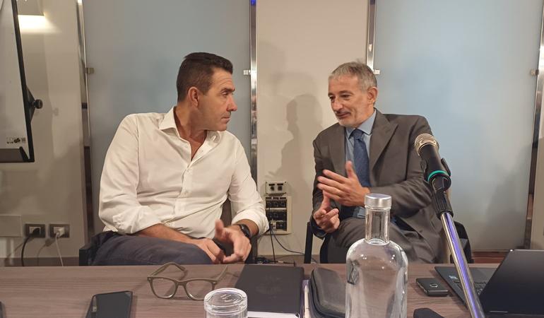 Torino, 18 settembre 2026. A sinistra, il leader di Futuro nazionale, Roberto Vannacci, insieme al condirettore di Libero, Pietro Senaldi, al convegno della Fsp, sindacato di polizia
